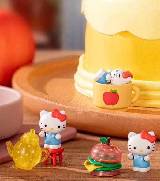 Sanrio Hello Kitty Big Apple Picnic Series Blind Figure +BOX