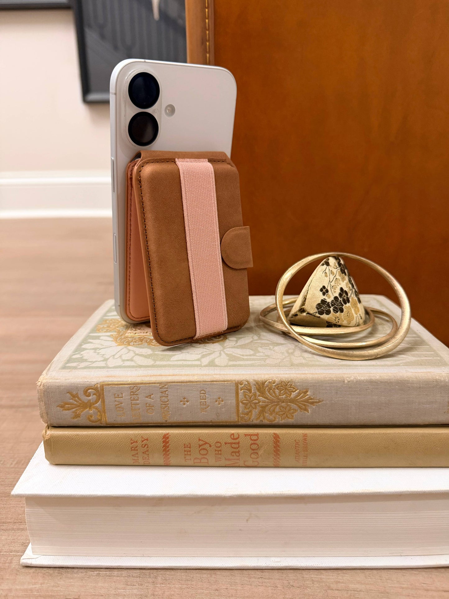 BACK POCKET : 3-IN-1 MAGNETIC PHONE WALLET