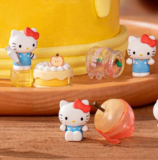 Sanrio Hello Kitty Big Apple Picnic Series Blind Figure +BOX