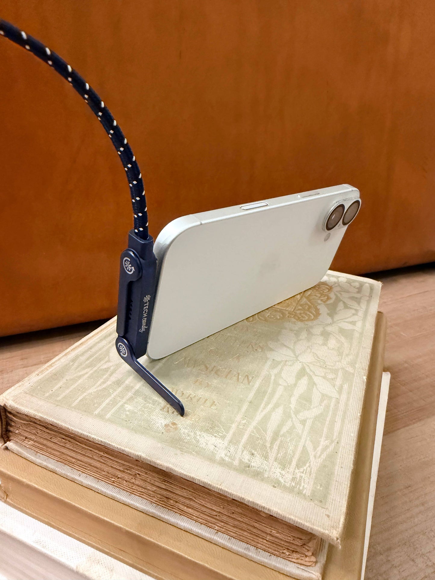 STANDING OVATION RIGHT-ANGLE USB-C CABLE