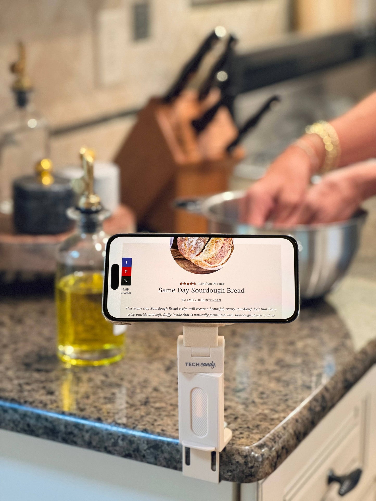 Hold It Right There : Magnetic Travel Phone Stand